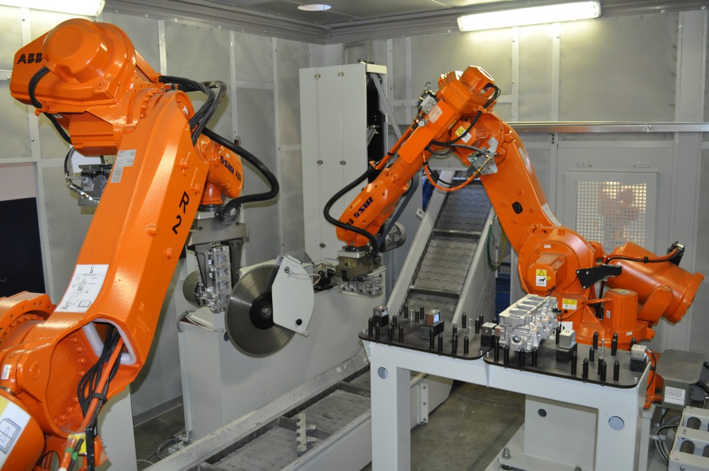 Conveyor to unload chips and sprues – robotic station 